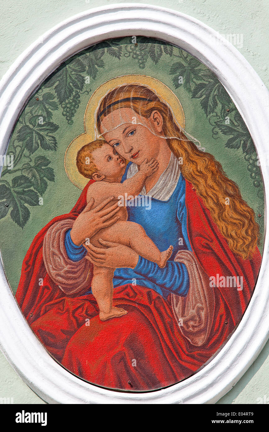 Madonnen-Porträt mit dem Kind im Haus Fluss, Madonnen Bildnis Mit Dem Kind Auf Einer Hauswand Stockfoto