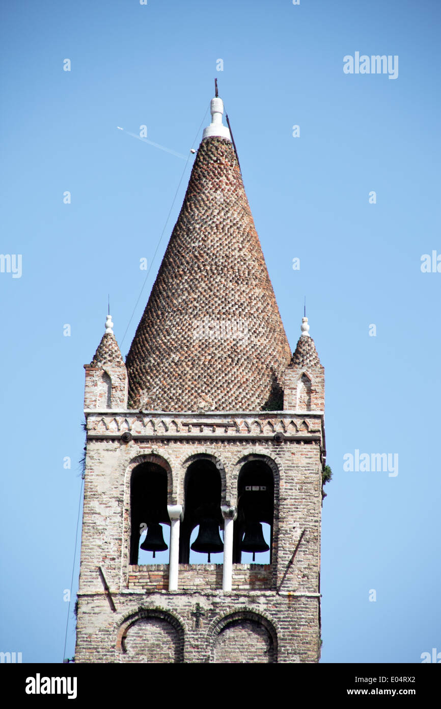 Offenen Rinde Turm mit drei Glocken in Italien, Offener Glockenturm Mit Drei Glocken in Italienisch Stockfoto