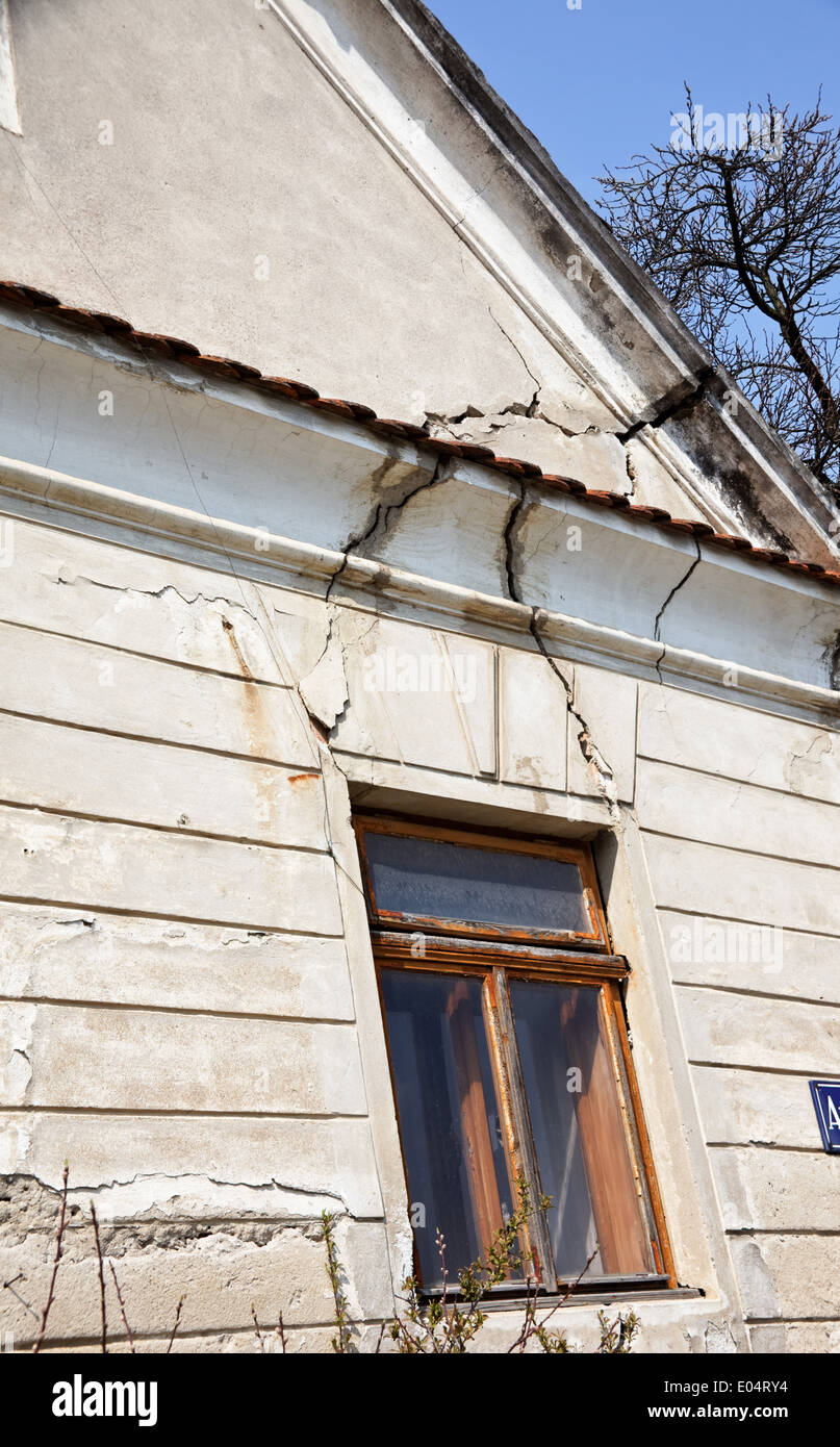 Schwere Konstruktion Schäden an den Gabeln des alten Hauses, Schwerwiegende Bau Schaeden am Giebel Eines alten Malgrat Stockfoto