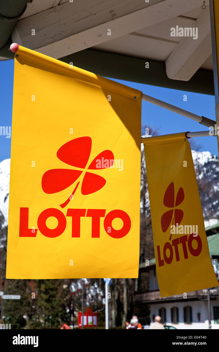 Oberfläche mit rotem Kleeblatt für die staatliche Lotterie-Gesellschaft, Werbeflaeche Mit Rotem Kleeblatt Fuer sterben Staatliche Lott Werbung Stockfoto