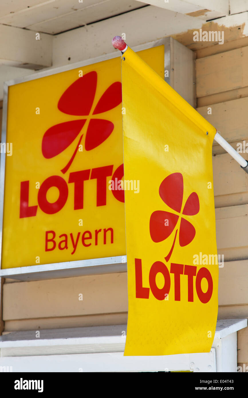 Oberfläche mit rotem Kleeblatt für die staatliche Lotterie-Gesellschaft, Werbeflaeche Mit Rotem Kleeblatt Fuer sterben Staatliche Lott Werbung Stockfoto