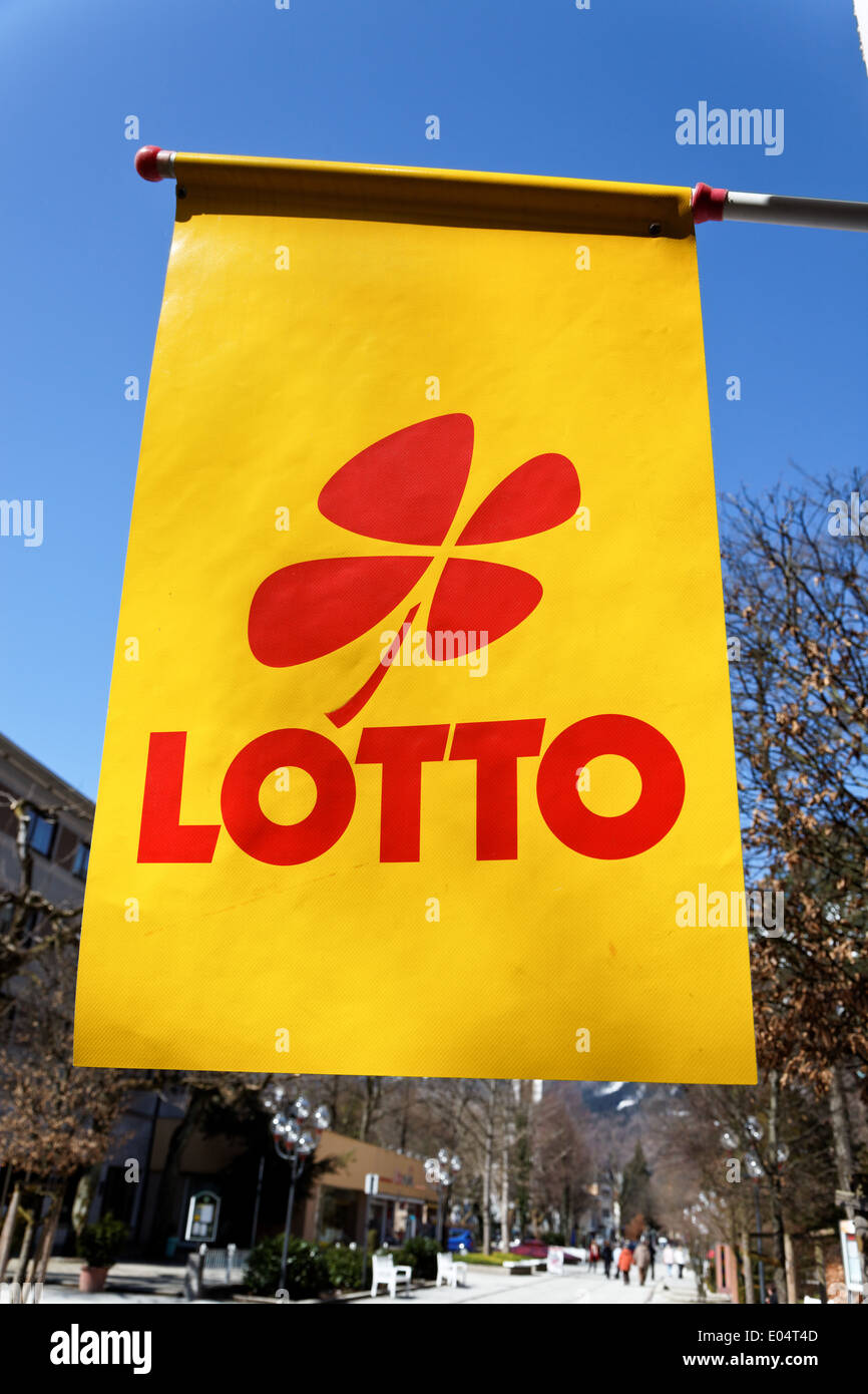 Oberfläche mit rotem Kleeblatt für die staatliche Lotterie-Gesellschaft, Werbeflaeche Mit Rotem Kleeblatt Fuer sterben Staatliche Lott Werbung Stockfoto