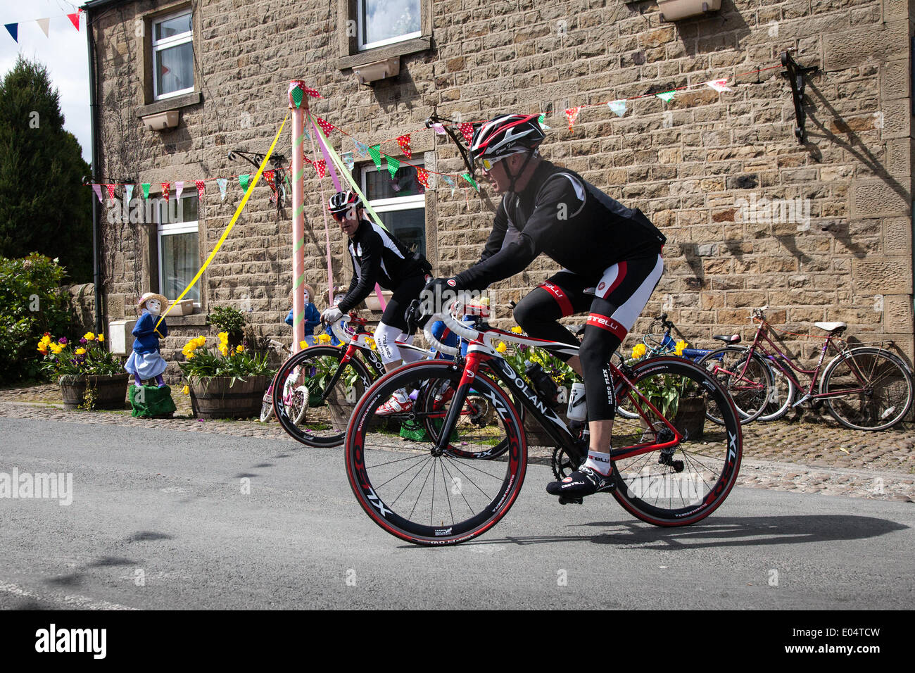 Woche 2 der Dolan Race Serie. Die Teilnahme an den Victoria Park, Rotten Row, Southport, Merseyside, Wettbewerber in Dolan Jugend Circuit Race Serie Junge und Mädchen Jugend Rennen von unter 8 bis unter 16 Jahren. Es gibt zwei Rennen für jede Altersgruppe bei jeder Veranstaltung der Reihe von 2018 Radfahren sportives, Aktion, Aktivität, Athlet, Fahrrad, Fahrräder, Radfahrer, Motorrad, Biker, Biken, Junge, Wettbewerb, Wettbewerb, Konkurrenz, Zyklus, Radfahrer, Freizeit, Lifestyle, männlich, Marathon, Outdoor, Volk, Rasse, Racer, racing, Reiten, Reiter, Straße, Sport, Street, Sommer, teenager Cycle Events. Stockfoto