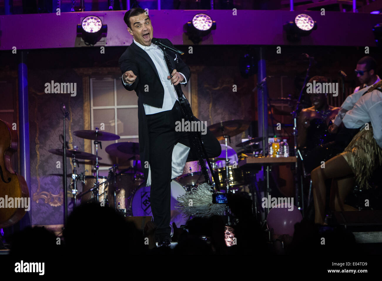 Turin Italien. 1. Mai 2014. Der britische Musiker ROBBIE WILLIAMS bei der PalaOlimpico während der "Schwingt sowohl Möglichkeiten Tour 2014" Credit tritt: Rodolfo weitertransferiert/Alamy Live News Stockfoto