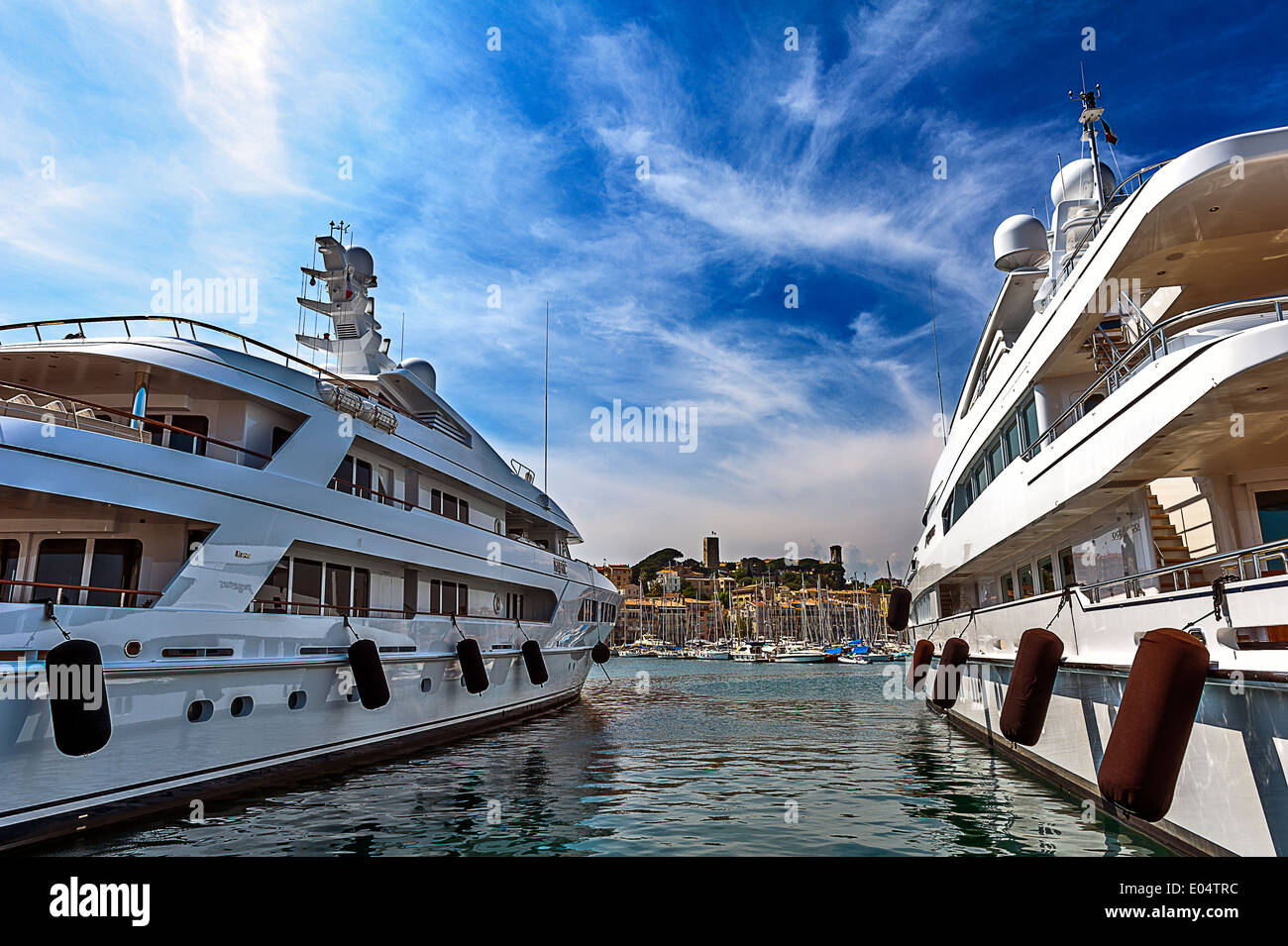 Europa, Frankreich, Alpes-Maritimes. Cannes. Kreuzfahrtschiff in einem Hafen. Stockfoto