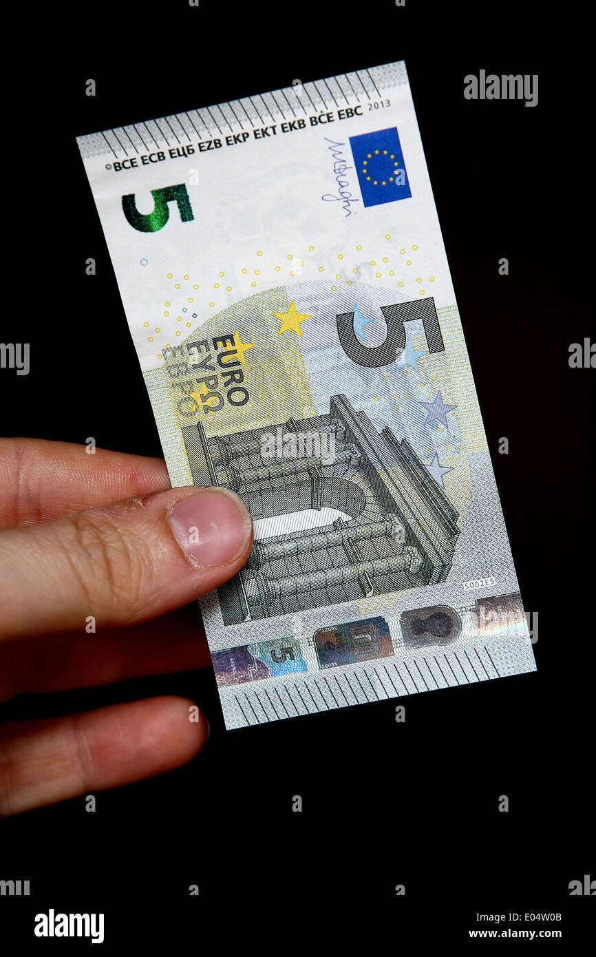 neue fünf-Euro-Banknote, herausgegeben im Mai 2013 in einer hand Stockfoto