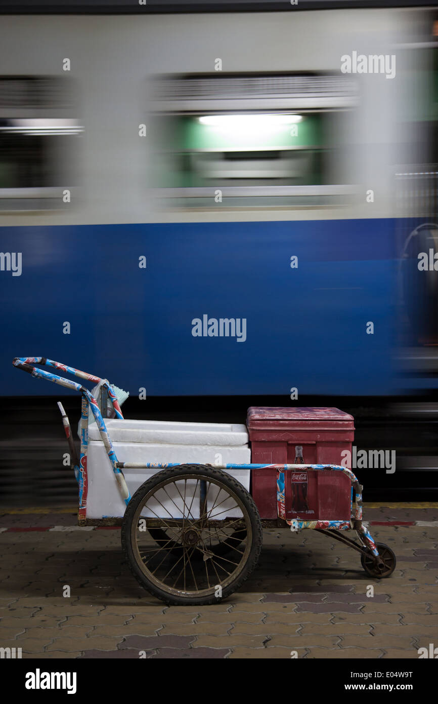 Kühlbox auf einen Wagen stehen auf der Plattform am Bahnhof Stockfoto