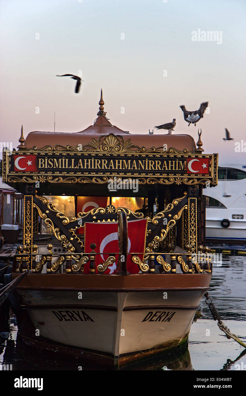 touristischen Lastkähne in Istanbul bei Sonnenaufgang Stockfoto