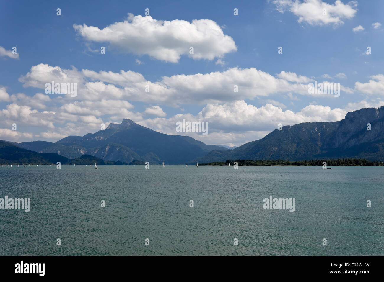 Lunar-Sole mit Bergschafe im Kellner Österreich der Ort lunar Sole vom Mondsee Mit Schafberg in Ober-Oesterreich Vom O Stockfoto