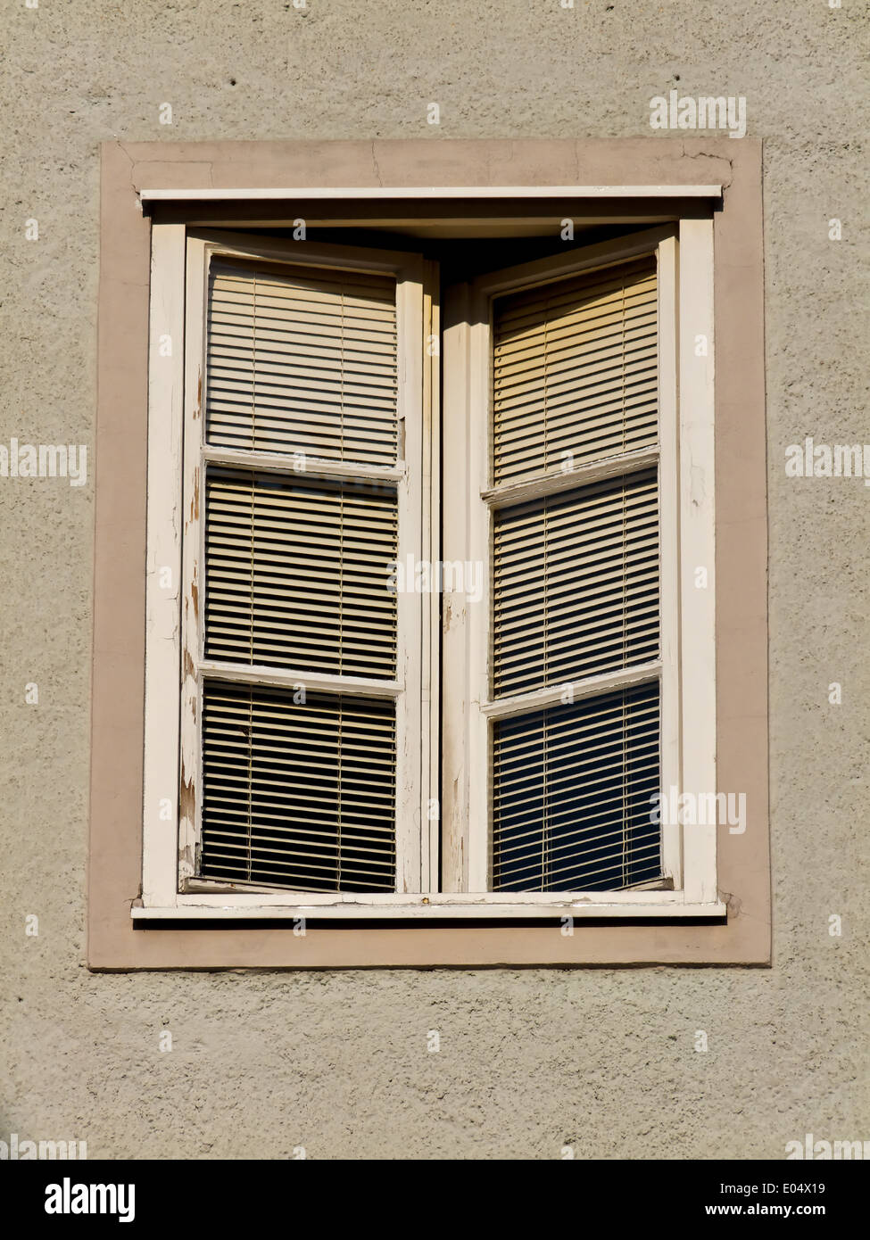 Im alten Holz-Fenster eines Wohnhauses, Ein Altes Holzfenster Eines Wohnhauses Stockfoto