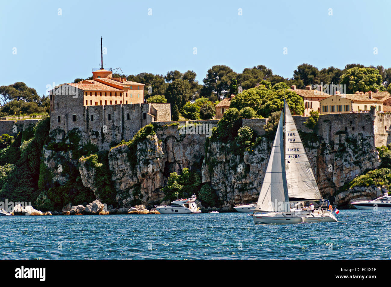 Europa, Frankreich, Alpes-Maritimes Cannes. Segelboot vor der Festung Sainte Marguerite Lerins Inseln. Stockfoto
