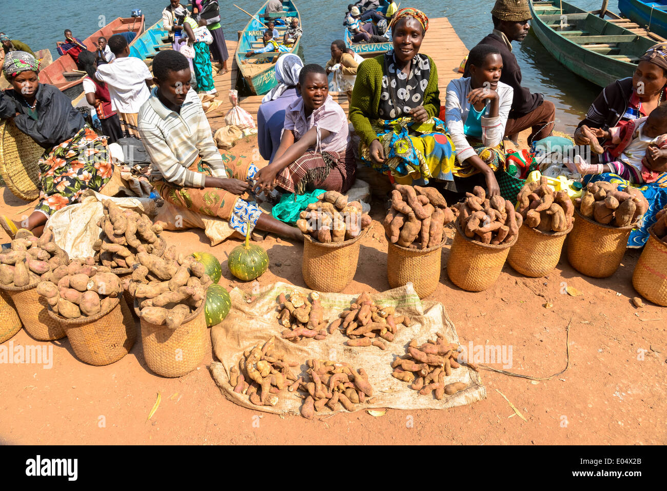 Frauen mit Süßkartoffeln auf dem Marktplatz am Crater Lake Bunyonyi in Uganda, Afrika Stockfoto