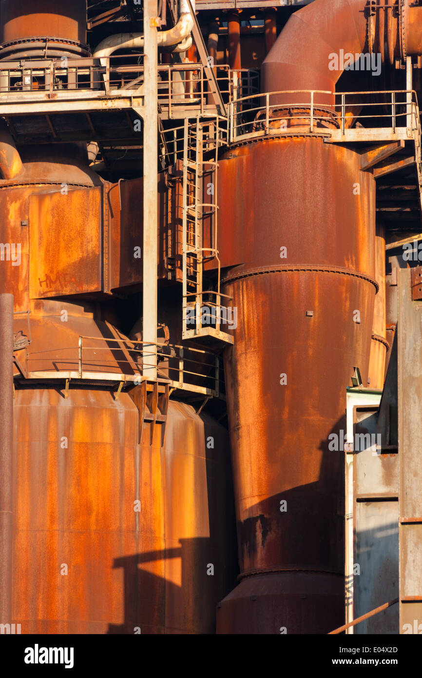 Das stillgeschrauene Stahlwerk Phoenix West und das Hochofenschmiedewerk, das früher Teil von ThyssenKrupp Steel in Dortmund war Stockfoto