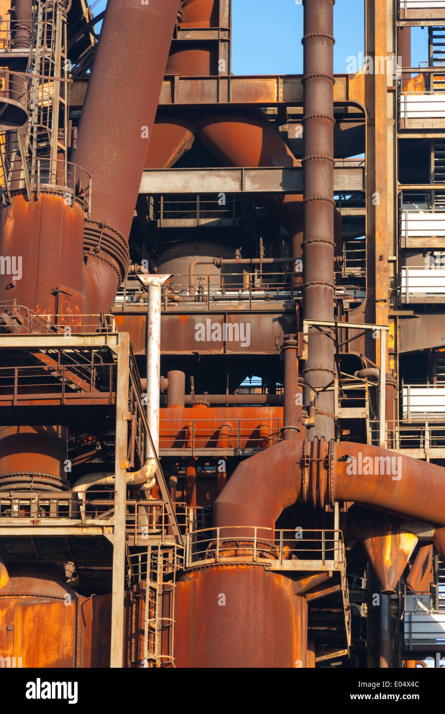 Das stillgeschrauene Stahlwerk Phoenix West und das Hochofenschmiedewerk, das früher Teil von ThyssenKrupp Steel in Dortmund war Stockfoto