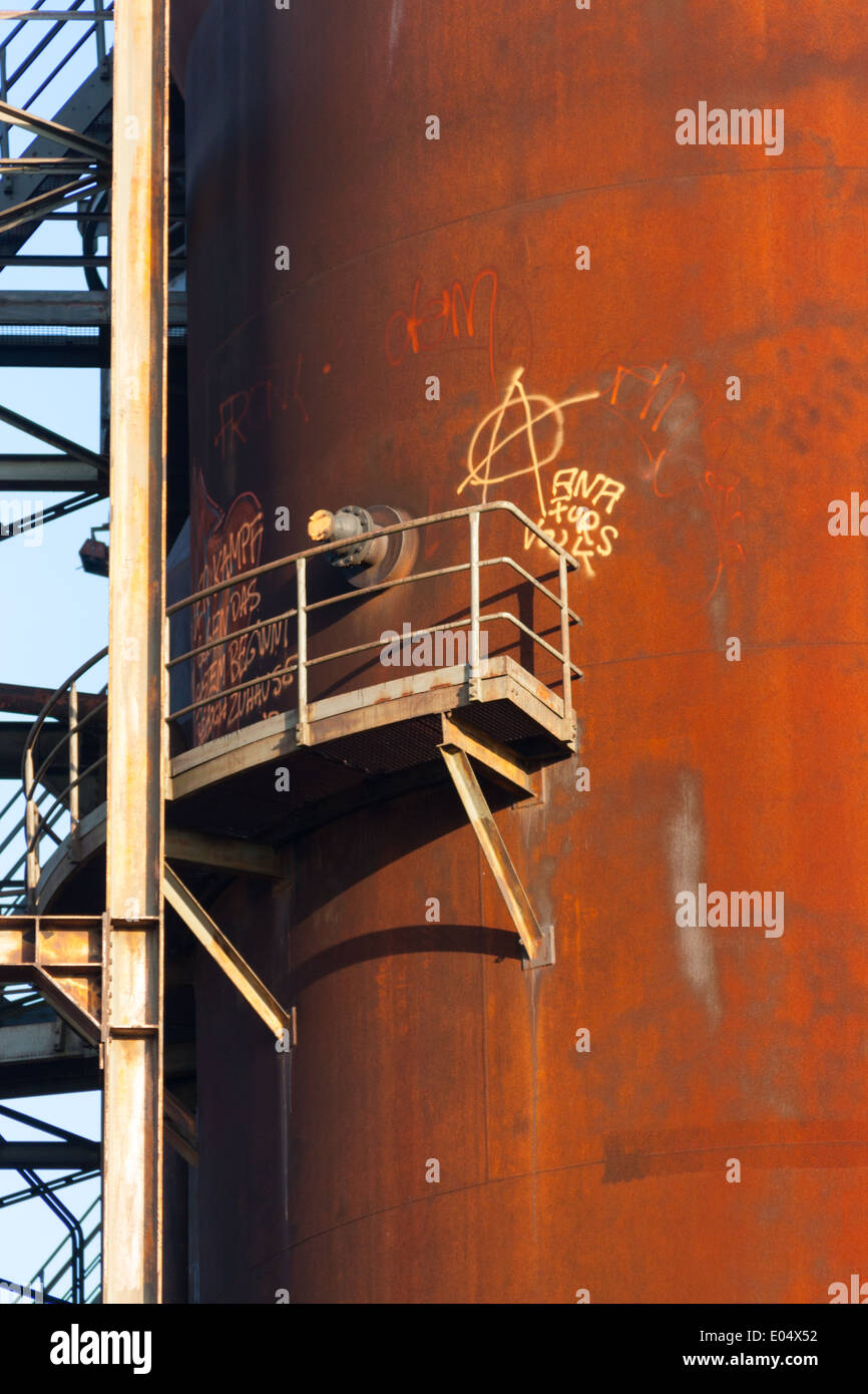 Industrieofen im stillgelegten Phoenix West Stahlwerk, ehemals Teil von ThyssenKrupp Steel in Dortmund, Deutschland Stockfoto