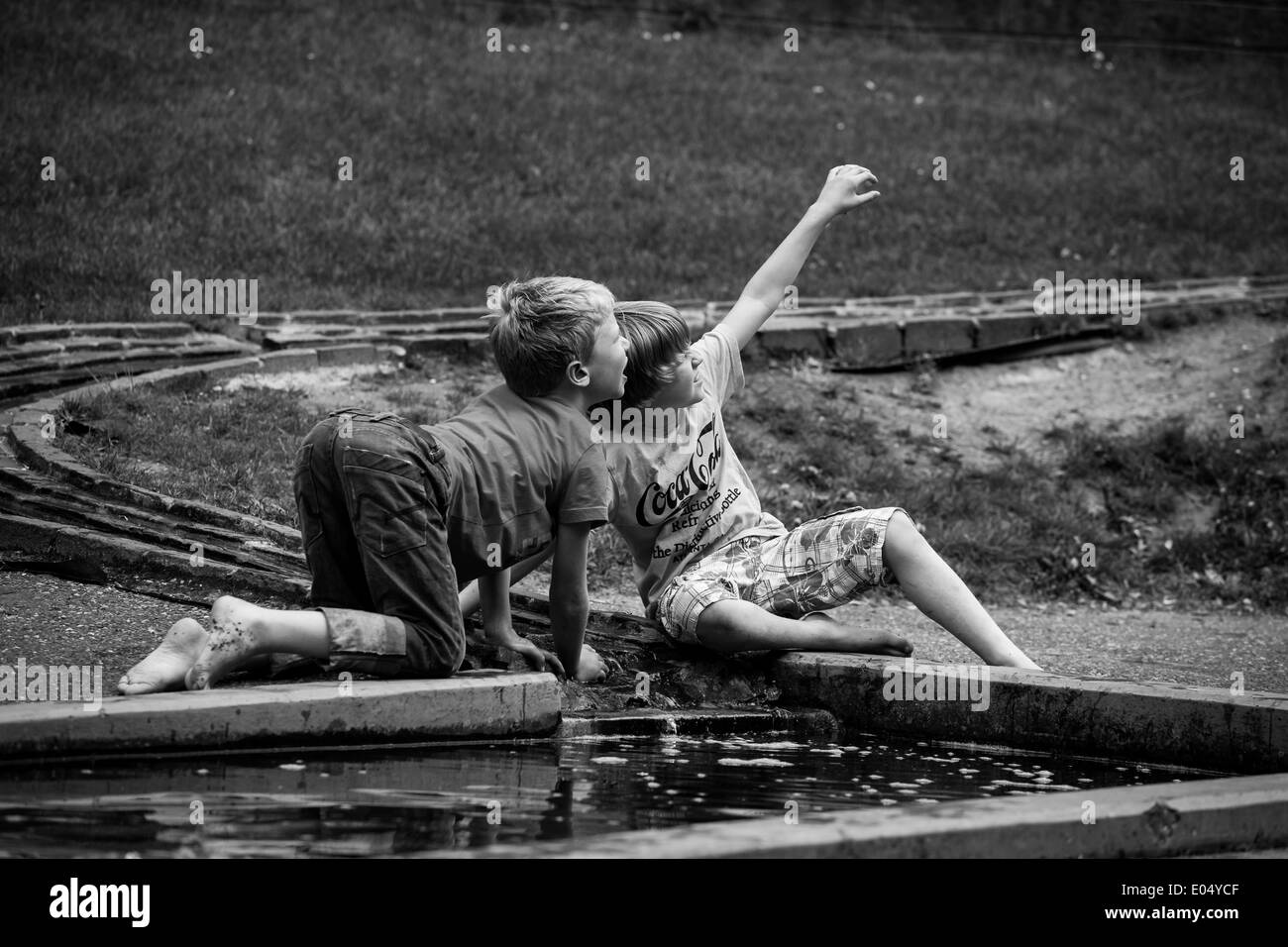 Kinder spielen in der Nähe eines Baches Stockfoto