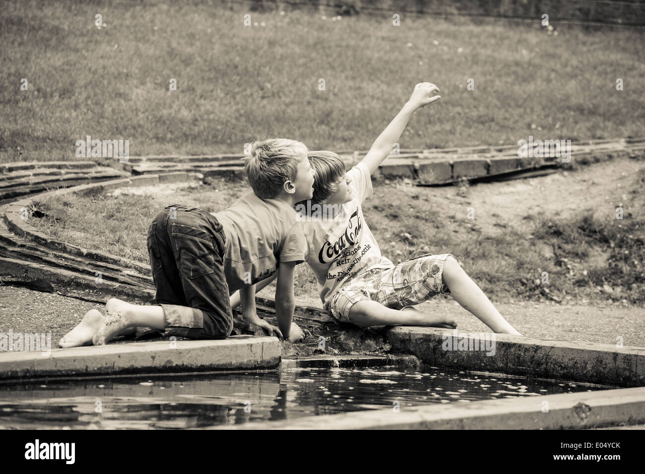 Kinder spielen in der Nähe eines Baches, verblasst aussehen Stockfoto