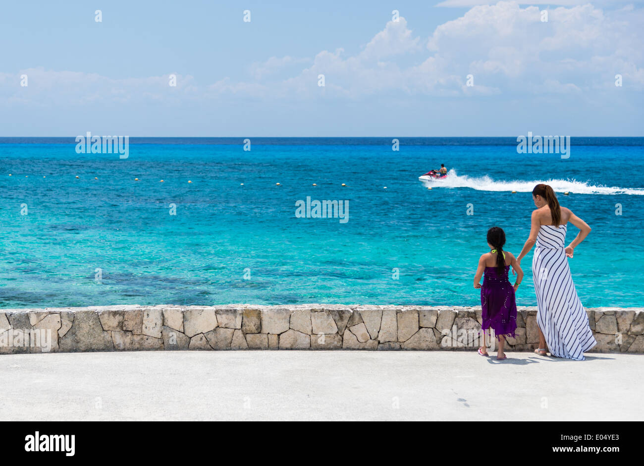 Eine Mutter und Tochter vor türkisblauem Meer. Cozumel, Mexiko. Stockfoto