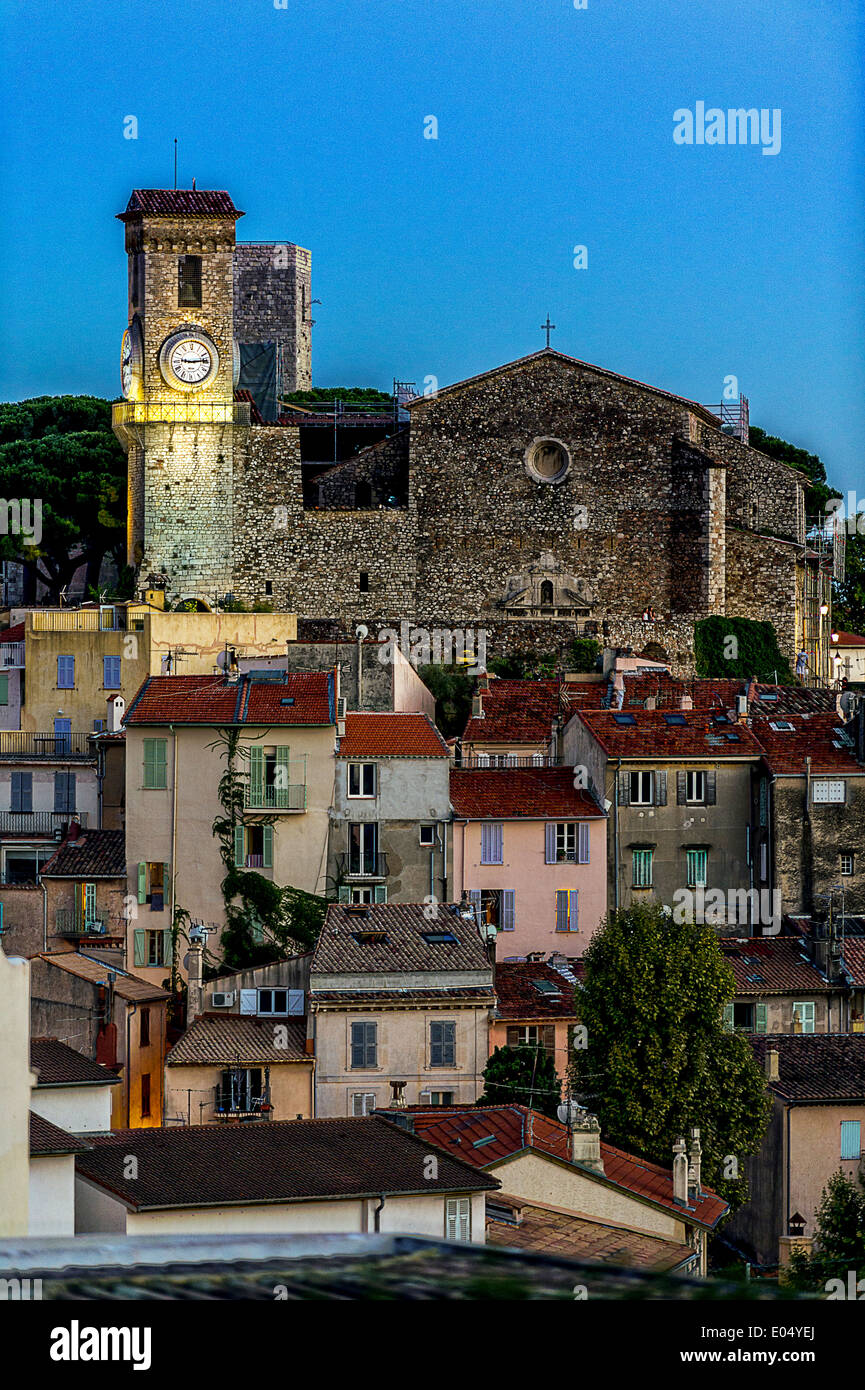 Europa, Frankreich, Alpes-Maritimes Cannes. Suquet, Kirche in der Abenddämmerung. Stockfoto