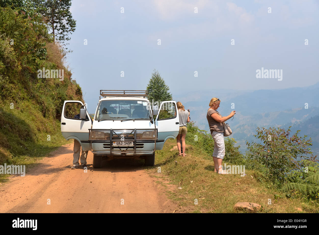 eine Familie hält an der Straße zum Fotografieren von Buyonyi Kratersee in Uganda, Afrika Stockfoto