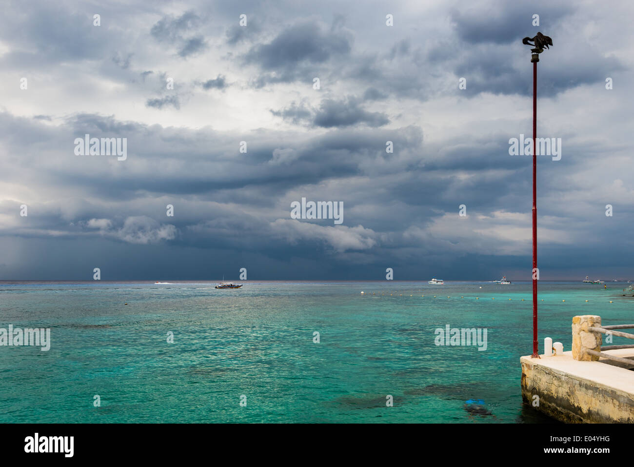 Dunkle Gewitterwolken über dem blauen Wasser. Cozumel, Mexiko. Stockfoto