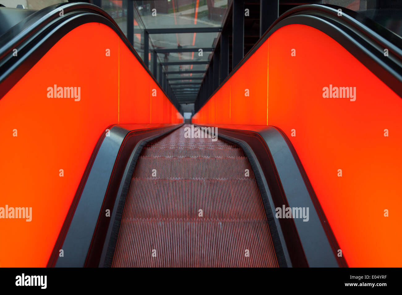 Neon-beleuchtete Rolltreppe bis zum Museum im Hauptgebäude der Zeche Zollverein UNESCO Weltkulturerbe Stockfoto