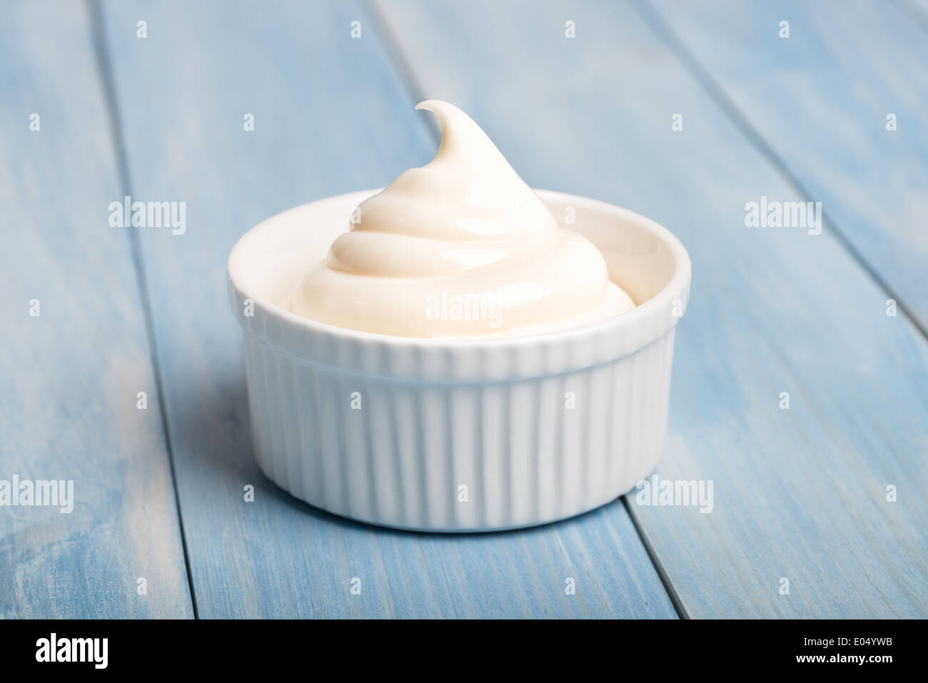Portion Mayonnaise in eine weiße Keramik Teller, Stockfoto