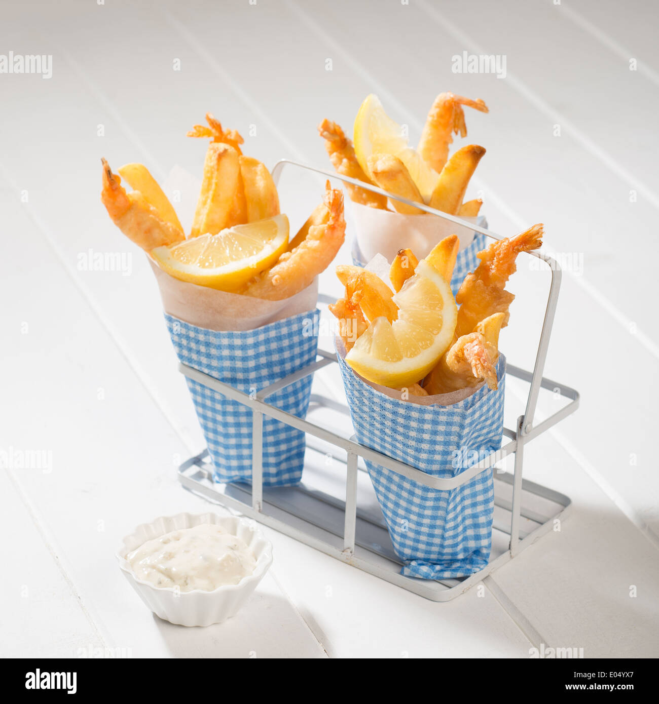 Kegel mit Tempura Garnelen und Pommes Frites mit Sauce tartar Stockfoto