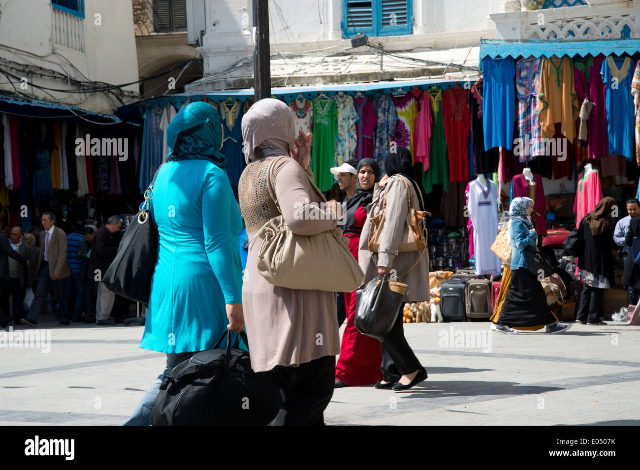 Tunis, Tunesien 2014. Frauen tragen Kopftücher, die zu Fuß über einen Platz zum Shoppen in die Medina. Stockfoto