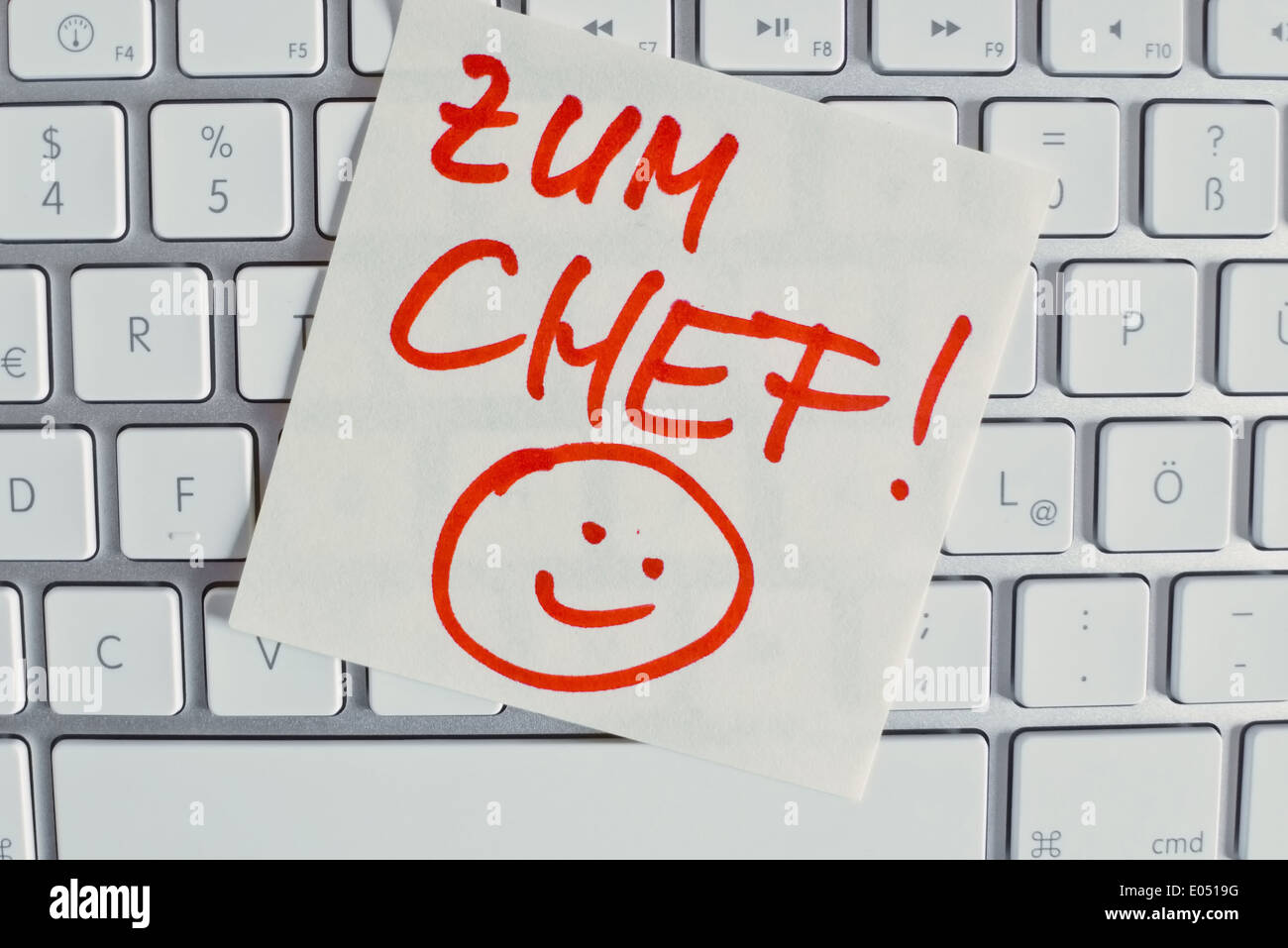 Ein Notiz Zettel liegt auf der Tastatur eines Computers in Erinnerung: mit dem Chef, Ein Notizzettel Liegt Auf der Tastatur Eines Com Stockfoto