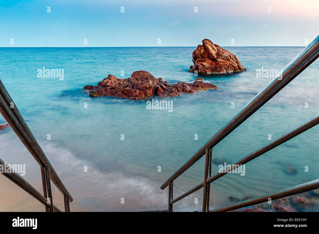 Europa, Frankreich, Alpes-Maritimes Cannes. Rote Felsen in der Abenddämmerung. Stockfoto