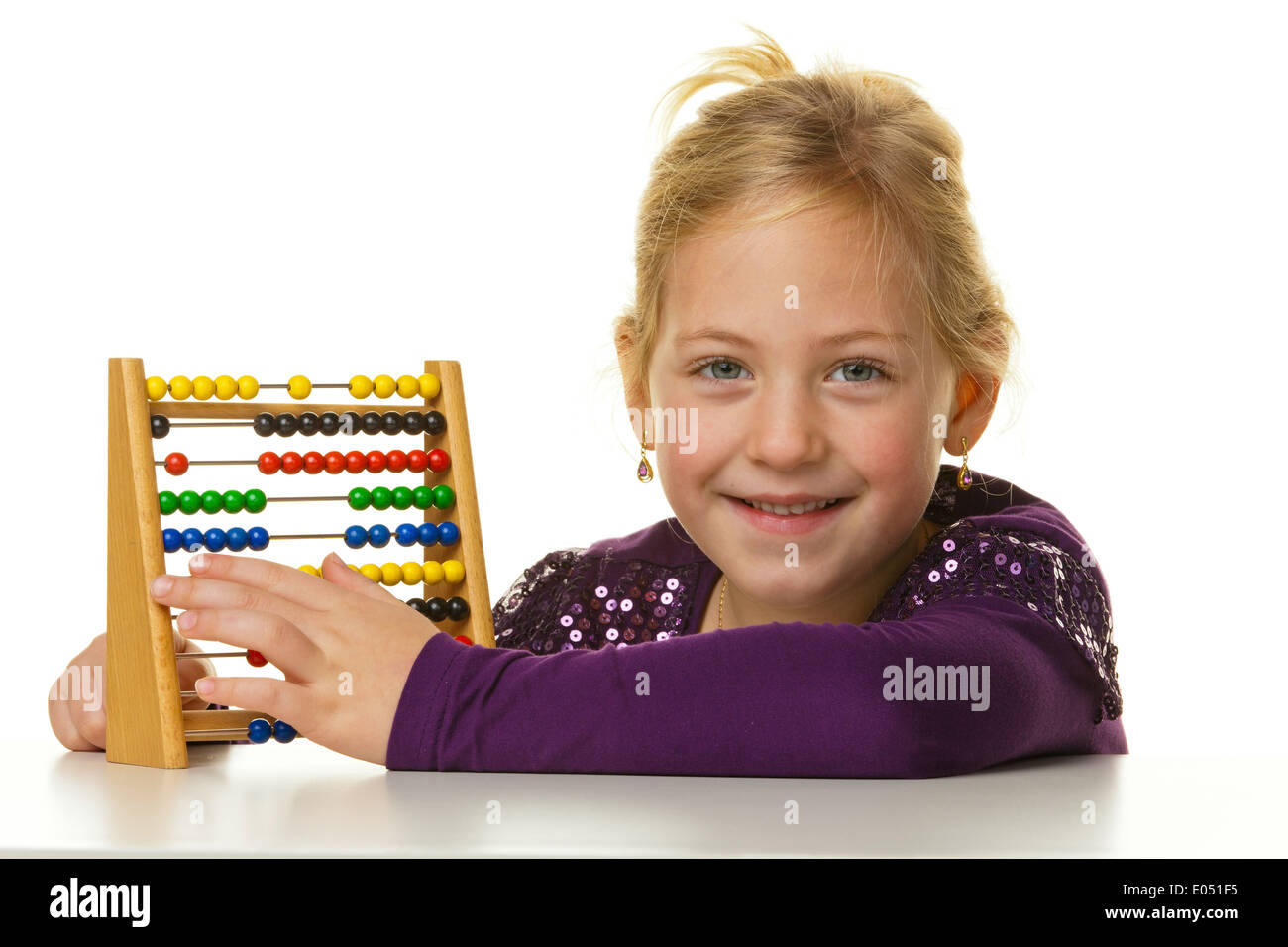 Ein kleines Schulkind rechnet mit einem Abakus., Ein Kleines Schulkind Rechnet Mit Einem Abakus. Stockfoto