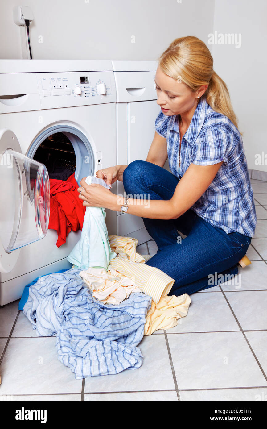 Eine junge Hausfrau mit Waschmaschine und Wäsche. Waschen Tag., Eine Junge  Hausfrau Mit Waschmaschine Und Waesche. Waschtag Stockfotografie - Alamy