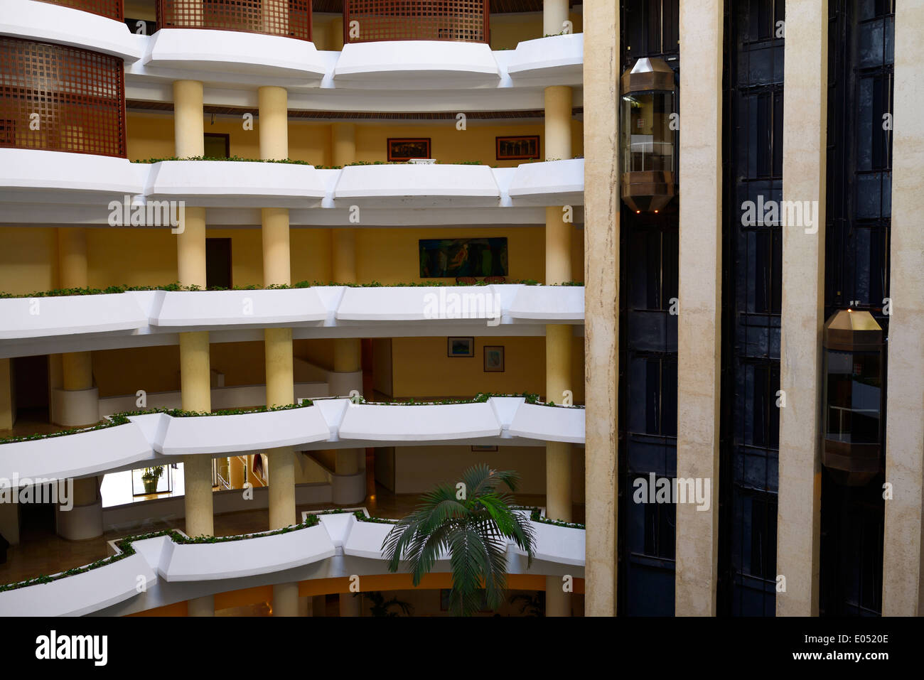 Balkone und Aufzüge von inneren Open-Air Atrium eine Varadero Kuba Resort Hotel Stockfoto