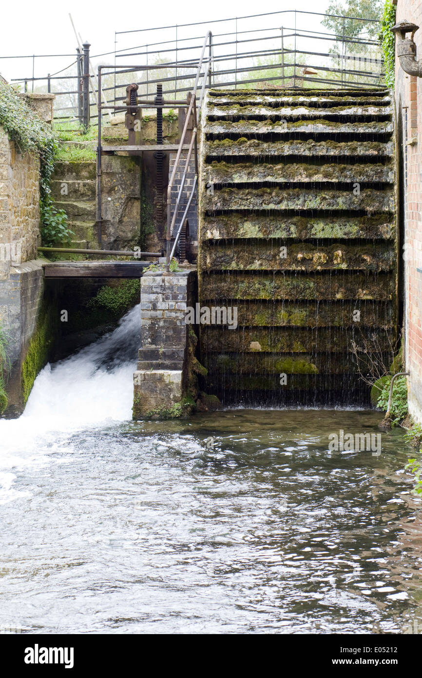 Wassermühle aus dem 19. Jahrhundert mit einem undershot Wasserrad Stockfoto