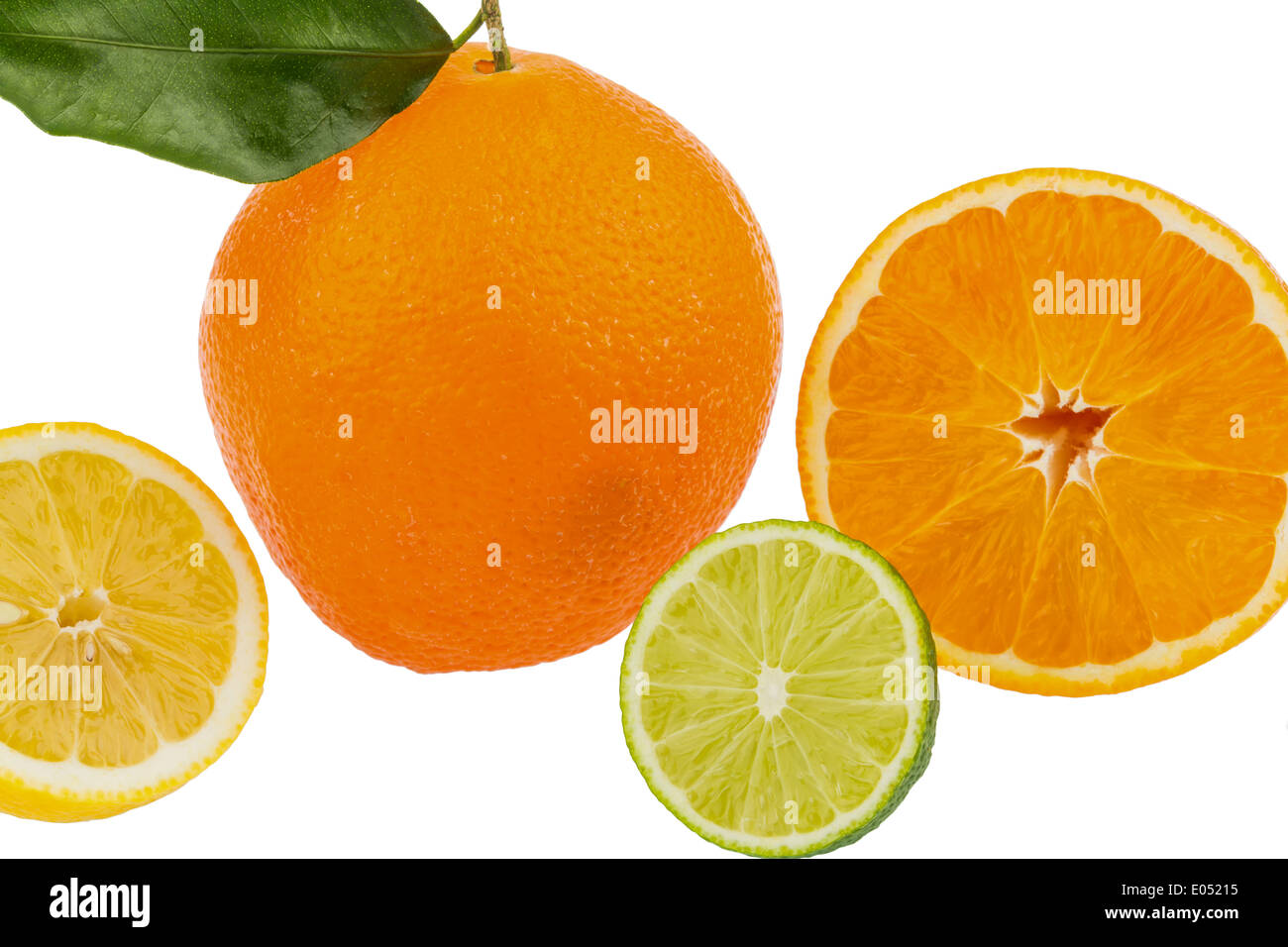 Überlegung einer Orange. Symbolische Foto für gesunde Vitamine durch frisches Obst, Spiegelung Einer Orange. Symbolfoto Fuer Gesunde Vit Stockfoto