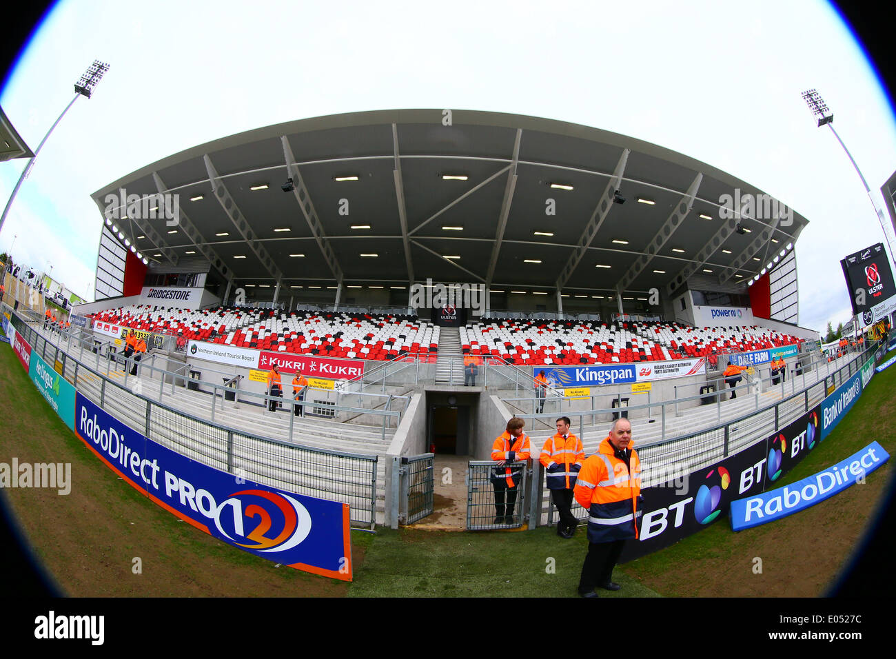 02.05.2014. Belfast, Nordirland.  Die Familie Stand auf der RaboDirect Pro12-match zwischen Ulster und Leinster an Ravenhill. Stockfoto