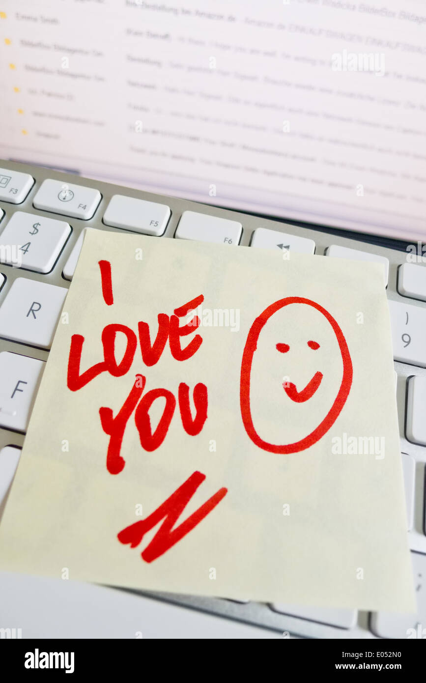 Ein Notiz Zettel liegt auf der Tastatur eines Computers in Erinnerung: Ich liebe dich, Ein Notizzettel Liegt Auf der Tastatur Eines Comp Stockfoto