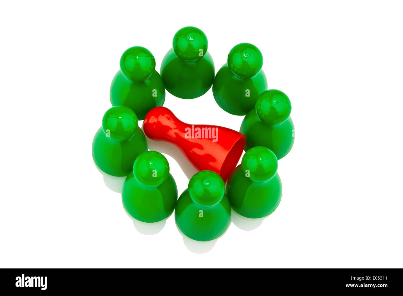 Rote und grüne Spielfiguren. Belästigung, Einsamkeit und Außenseiter im team Stockfoto