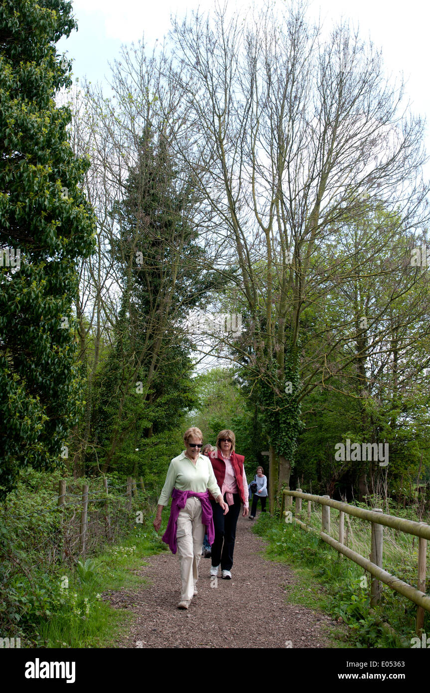 Frauen Besucher bei Middleton Seen RSPB reserve, Warwickshire, England, UK Stockfoto