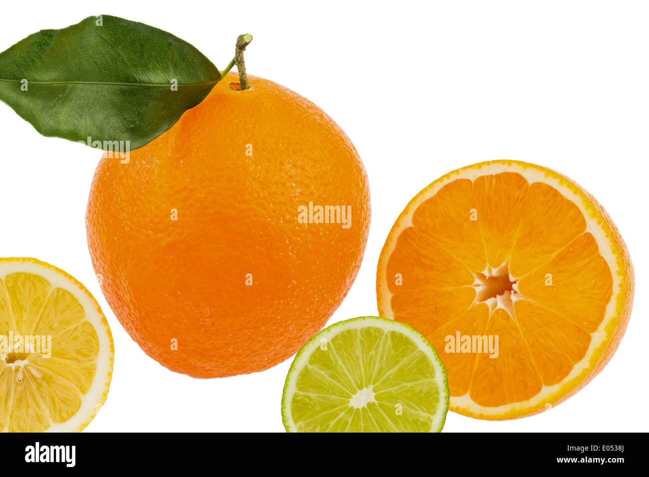 Überlegung einer Orange. Symbolische Foto für gesunde Vitamine durch frisches Obst, Spiegelung Einer Orange. Symbolfoto Fuer Gesunde Vit Stockfoto