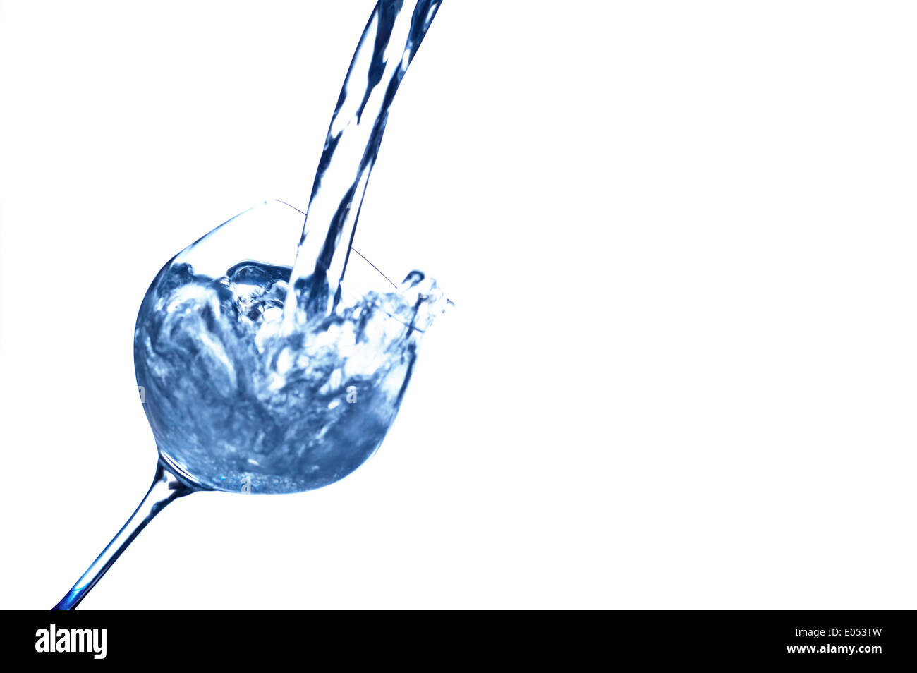 Reines und sauberes Wasser wird in ein Glas gefüllt. Trinkwasser in das Wasserglas, Reines Und Sauberes Wasser Wird in Ein Glas schobenen Stockfoto