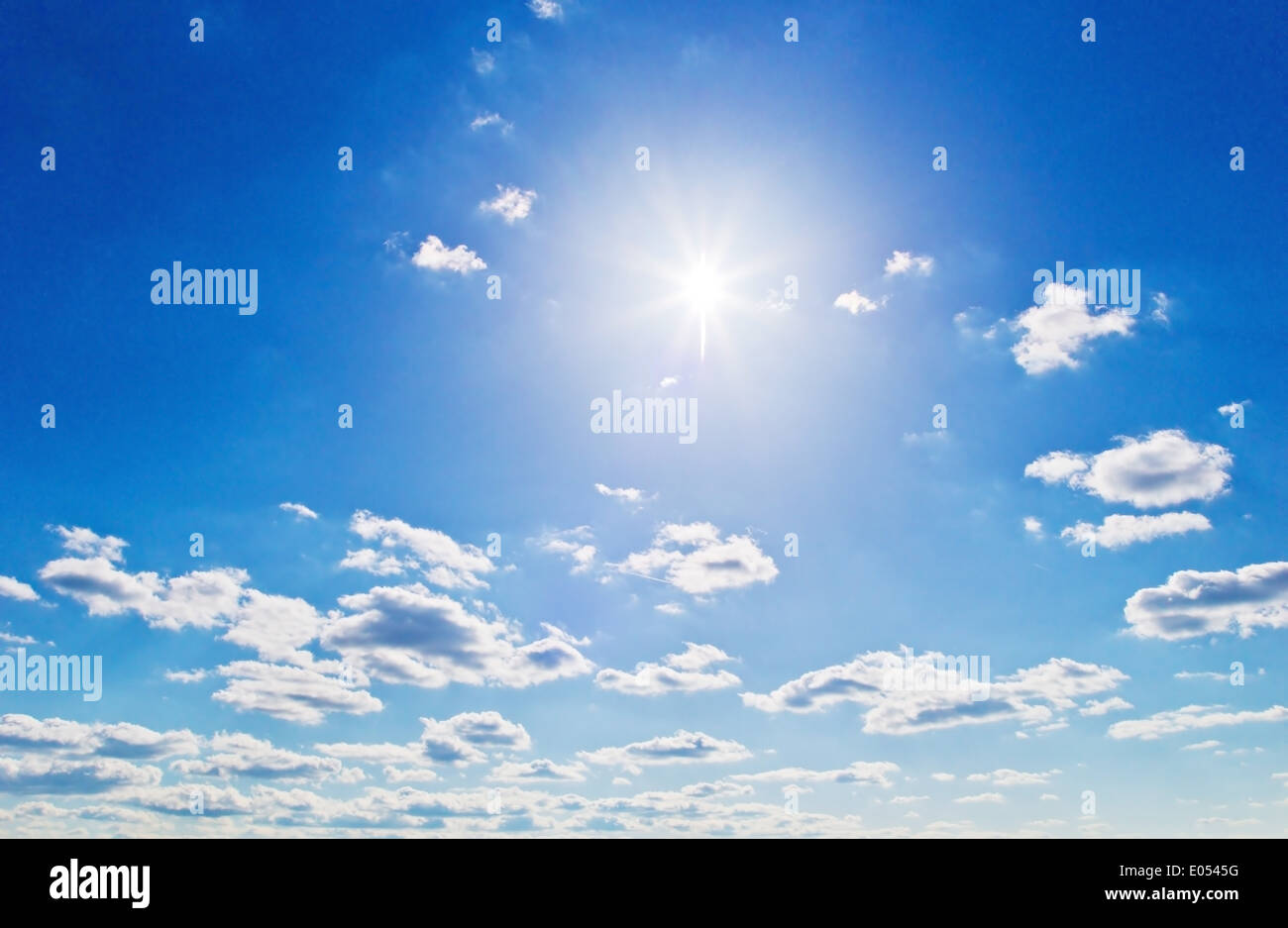 Weiße Wolken vor blauem Himmel. Ideal für Hintergrund- und Textfarbe Clearance., Weisse Wolken Vor Blauem Himmel. Ideal Fuer Hintergrun Stockfoto