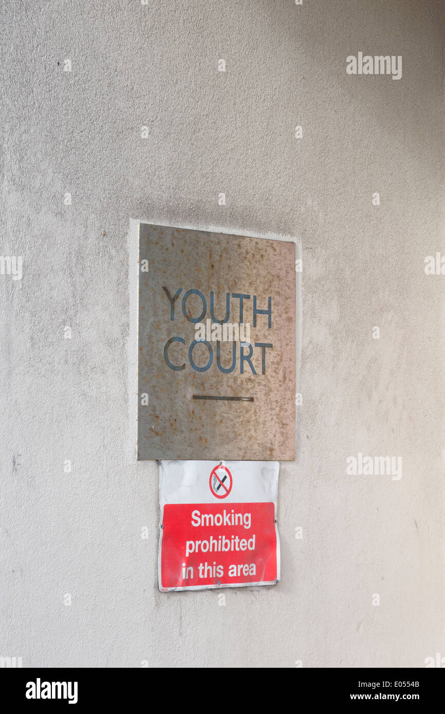Ein Schild zeigt den Weg zum Jugendgericht auf ein Richter-Gericht im Vereinigten Königreich Stockfoto