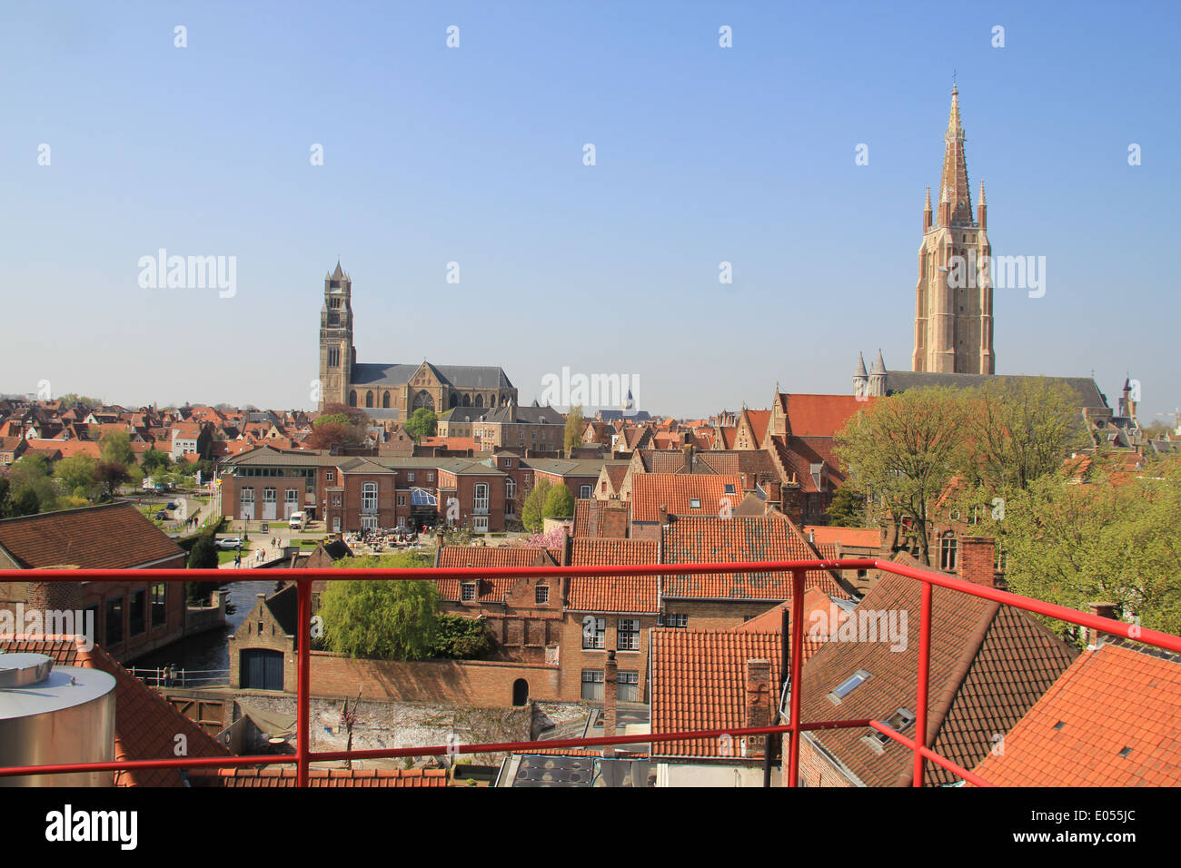 Perle der Architektur und gastronomischen Tourismus, der Hauptstadt der Tschechischen Republik. Rote Ziegel Dächer von Prag. Stockfoto