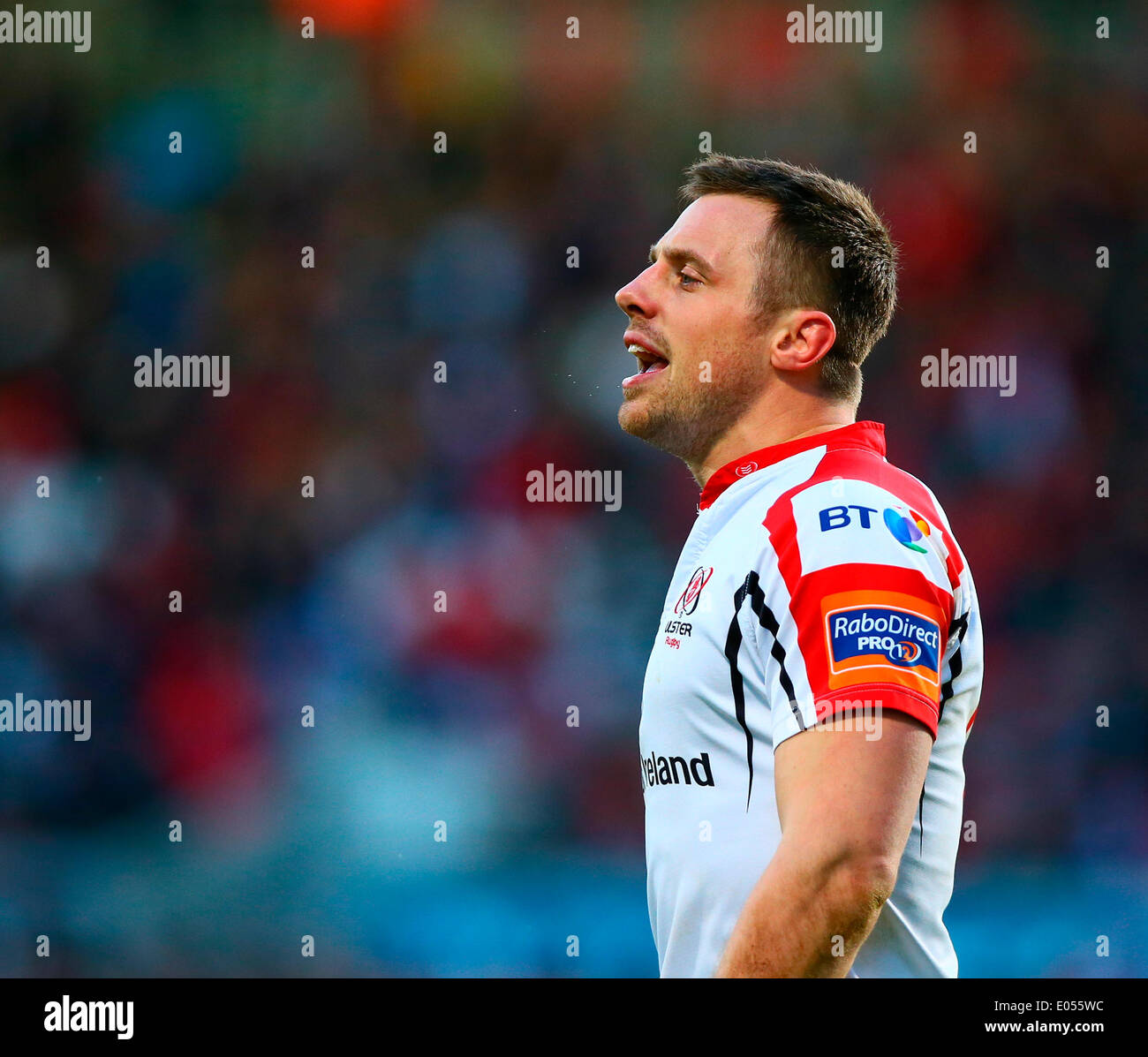 Belfast, Nordirland. 2. Mai 2014. Tommy Bowe (Ulster) ruft zu einem Mitspieler während des RaboDirect Pro12-Spiels zwischen Ulster und Leinster an Ravenhill. Bildnachweis: Aktion Plus Sport/Alamy Live-Nachrichten Stockfoto