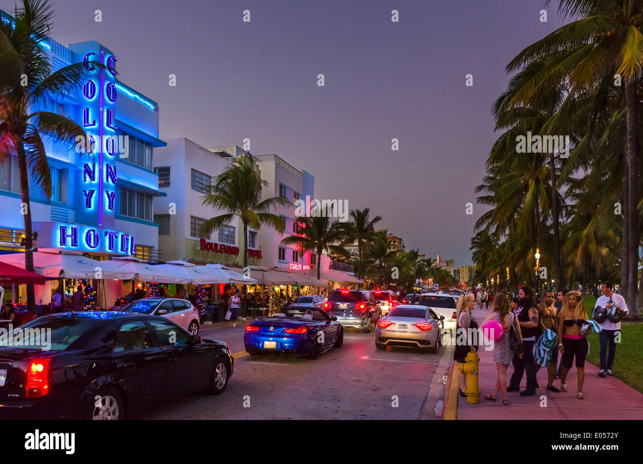 Ocean Drive bei Nacht mit Colony Hotel auf der linken Seite, South Beach, Miami Beach, Florida, USA Stockfoto