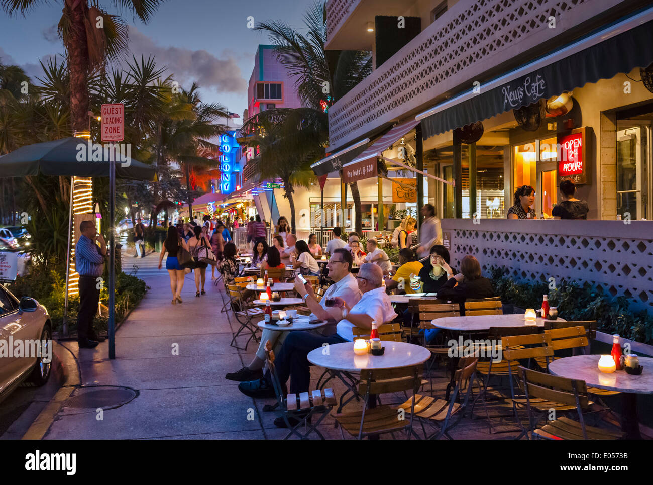 News Cafe am Ocean Drive bei Nacht, South Beach, Miami Beach, Florida, USA Stockfoto