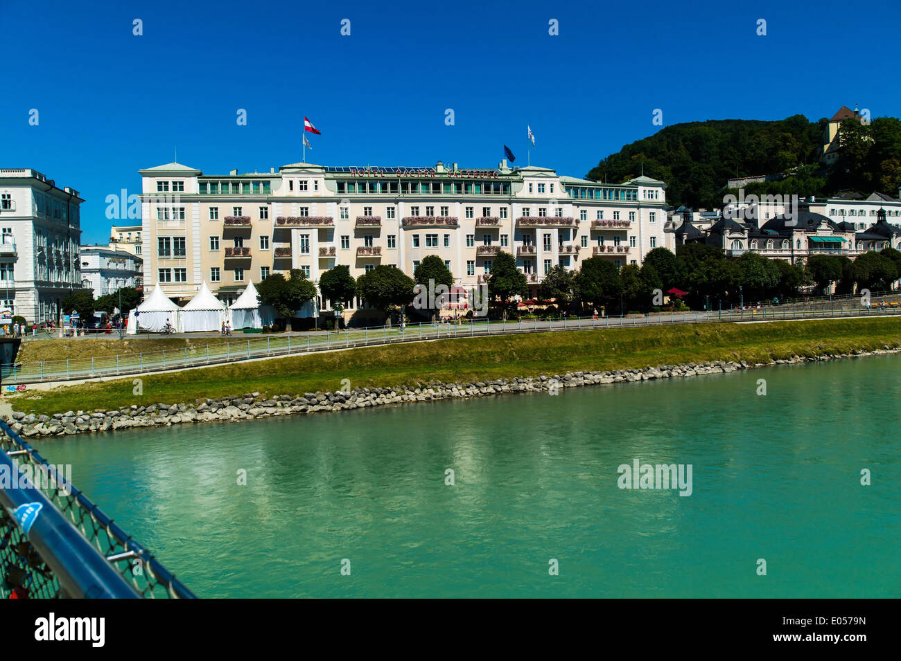 Das Hotel Sacher in der Stadt Salzburg in Österreich, Das Hotel Sacher in der Stadt Salzburg in oesterreich Stockfoto