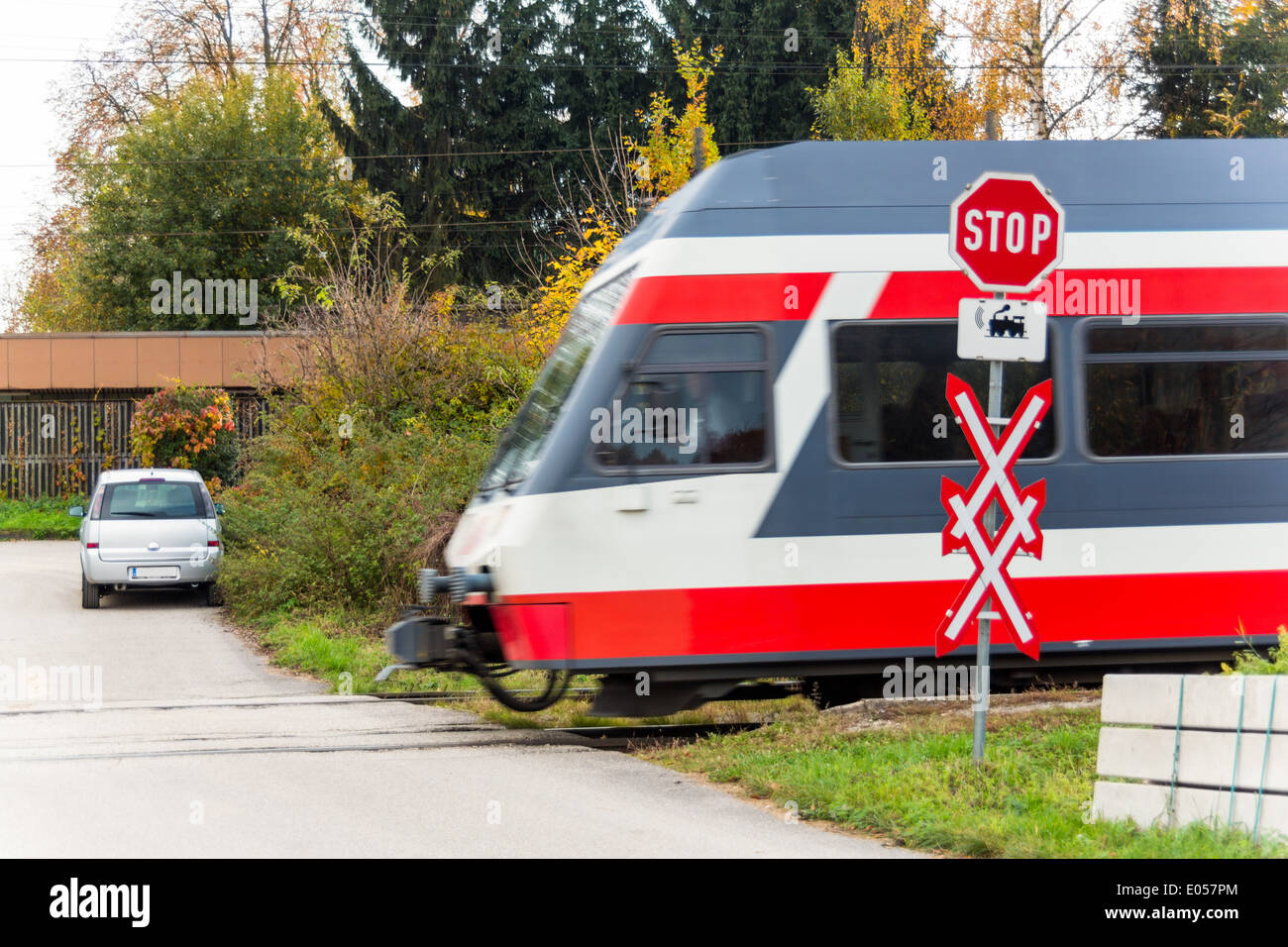 Ein Bahnübergang einer Eisenbahn ohne Barrieren. Nur durch den Verkehr Zeichen und pfeifenden Signale zu sichern, Ein Bahnuebergang Einer Eisen Stockfoto